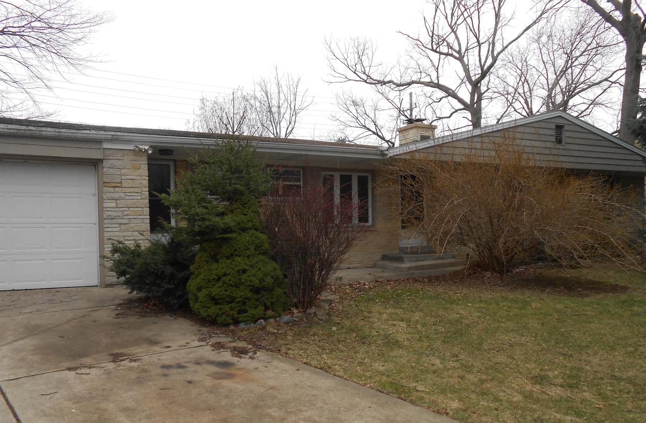 4421 S 35th St, Greenfield, WI 53221