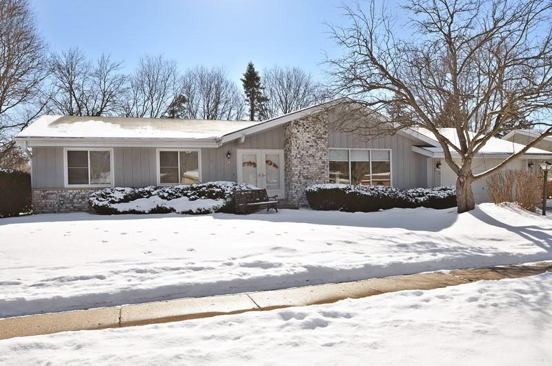 8887 Greenview Ln., Greendale, WI 53129