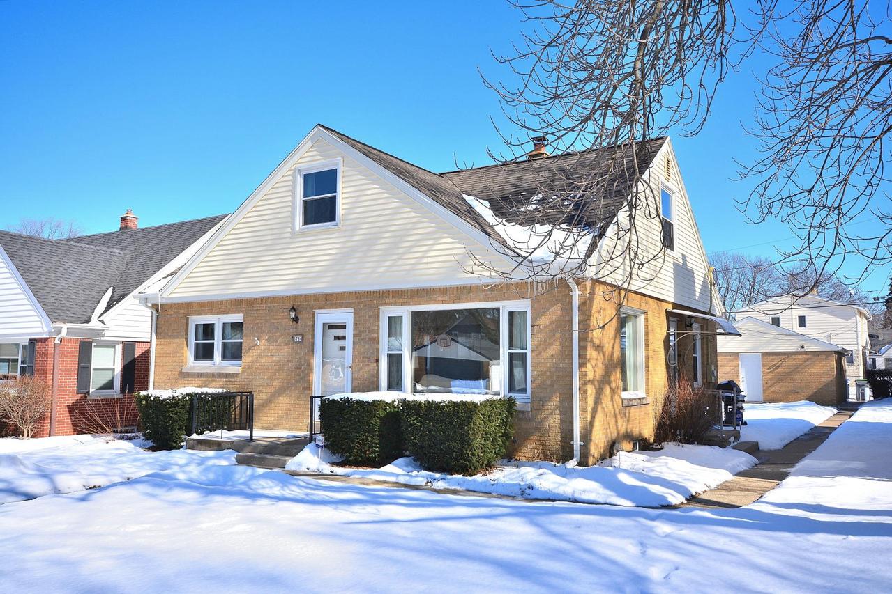 3760 N 101st St, Wauwatosa, WI 53222