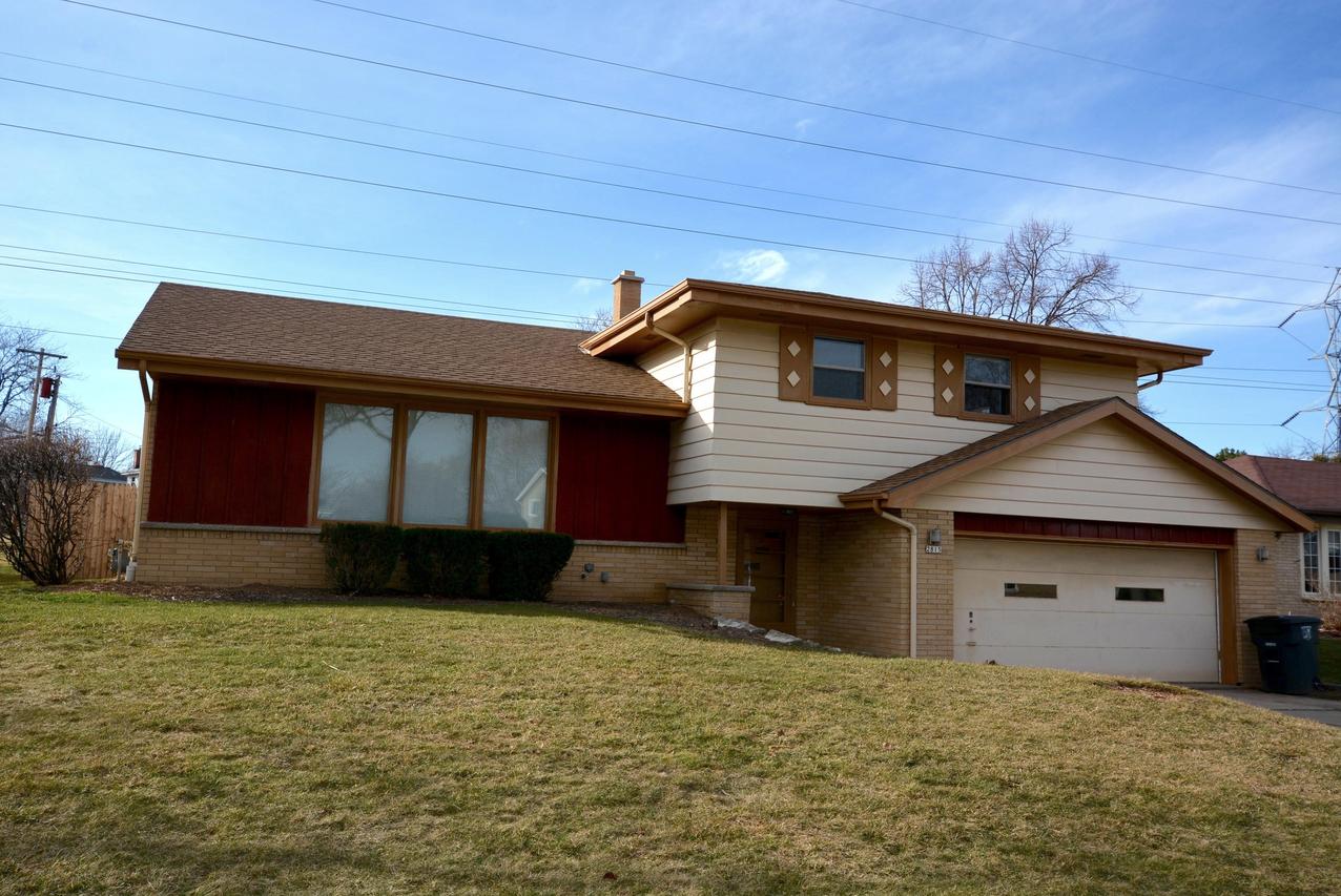 2815 N 118th St, Wauwatosa, WI 53222