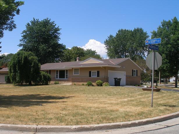 4727 N 108th St., Wauwatosa, WI 53225