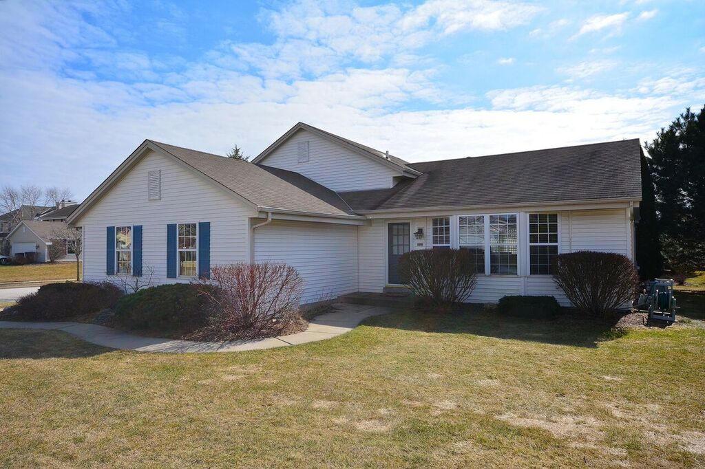 484 Laurelwood Ct, Pewaukee, WI 53072