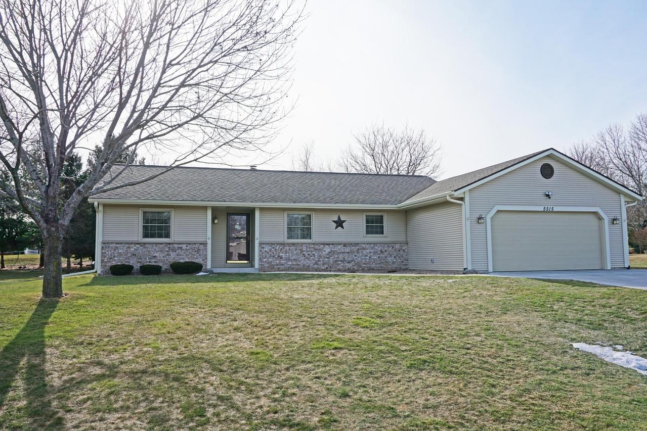 5515 Queens Way, Hartford, WI 53086
