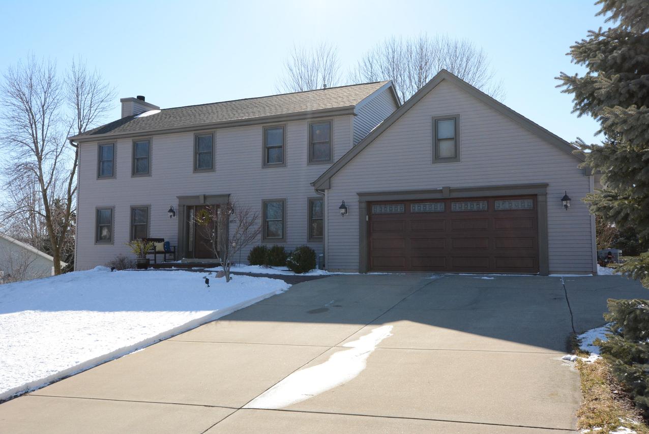 1075 Pioneer Trl, Waukesha, WI 53186