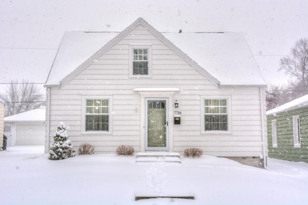 7716 Livingston Ave, Wauwatosa, WI 53213