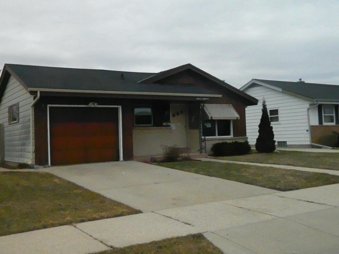 1618 Crab Tree Ln, Racine, WI 53406