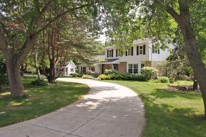 461 Woodhaven Dr, Grafton, WI 53012