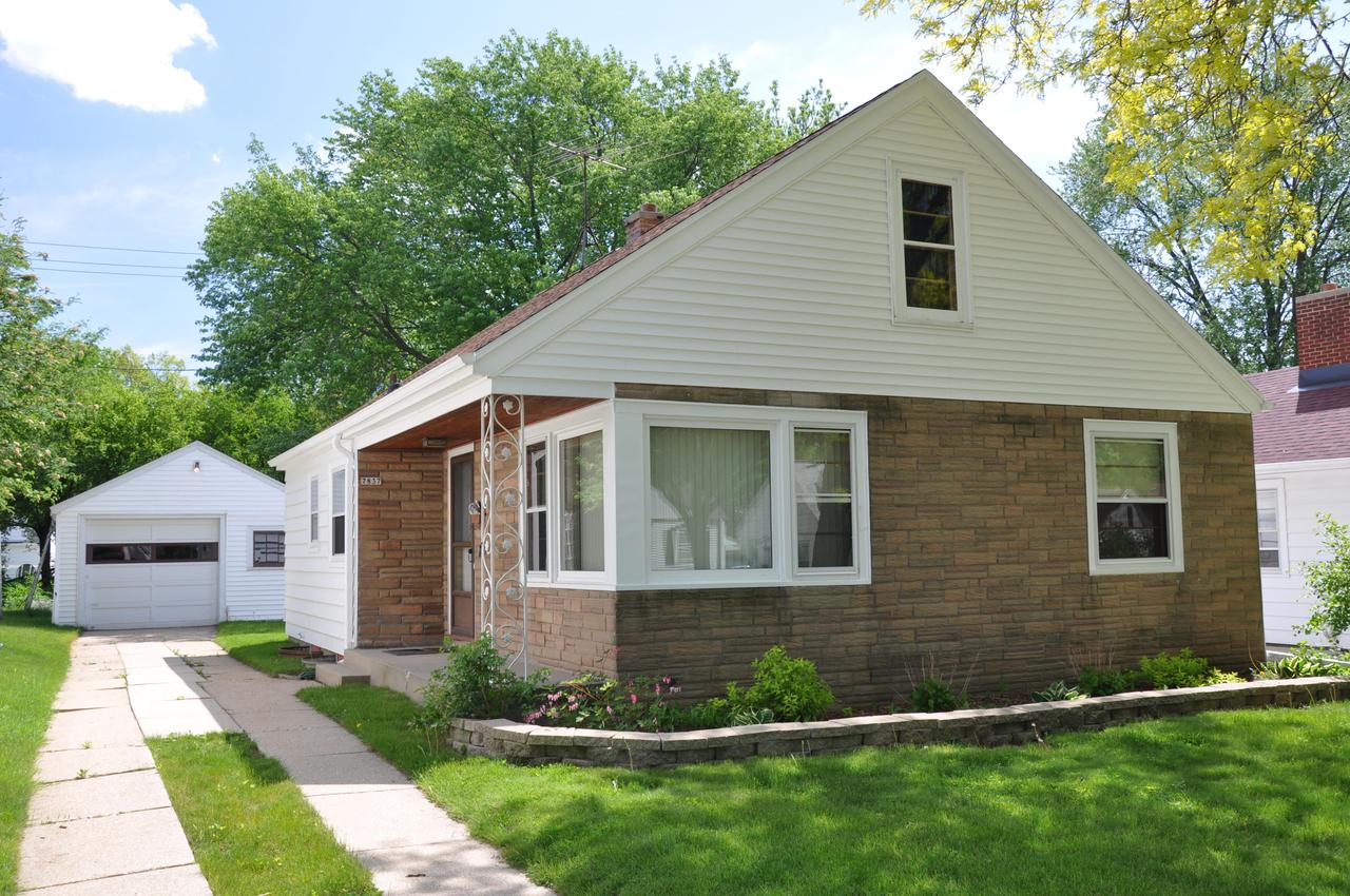 7837 Livingston Ave, Wauwatosa, WI 53213