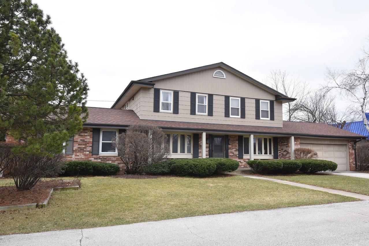 215 W Brown Deer Rd, Bayside, WI 53217