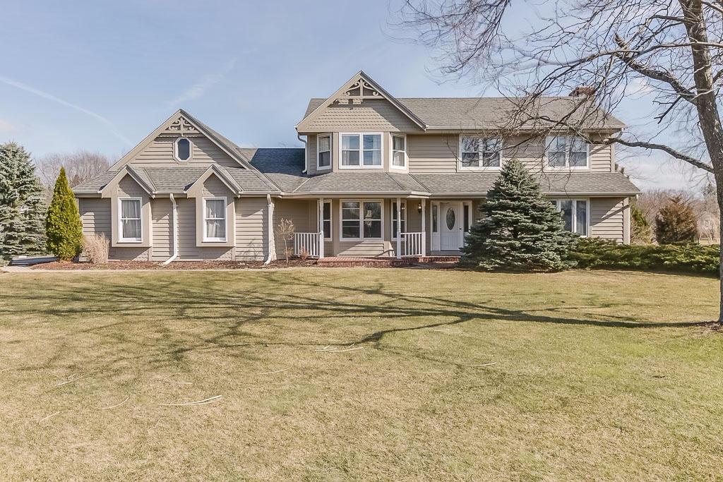 424 Candlewick Ct, Delafield, WI 53018