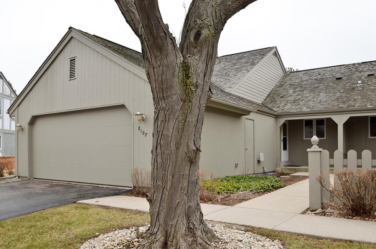 2107 W Quincy Ct, Mequon, WI 53092