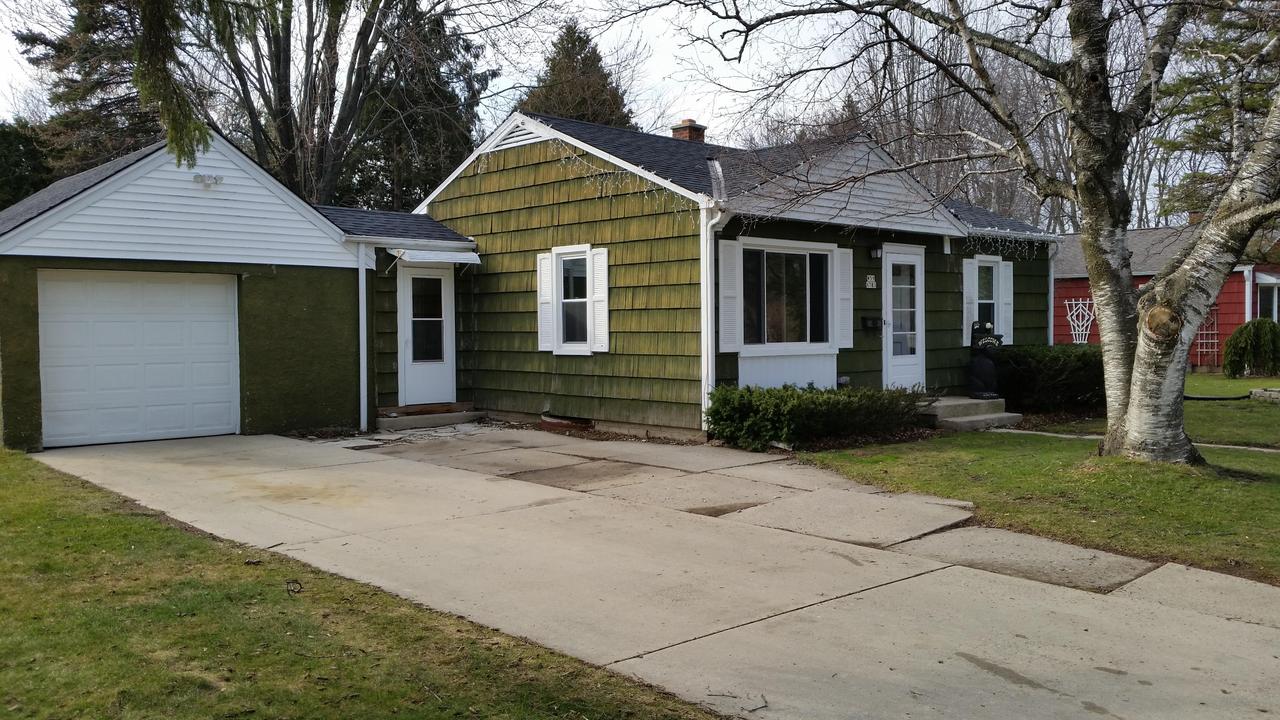 W59N783 Highwood Dr, Cedarburg, WI 53012