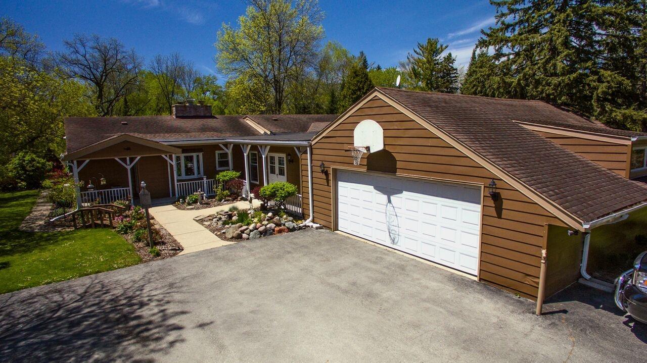 11329 N Parkview Dr, Mequon, WI 53092