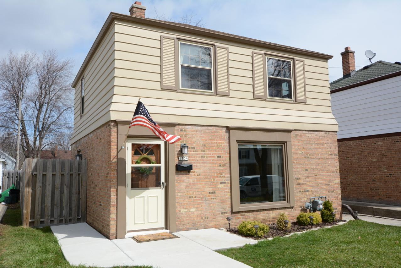 1734 E Eden Pl, Saint Francis, WI 53235