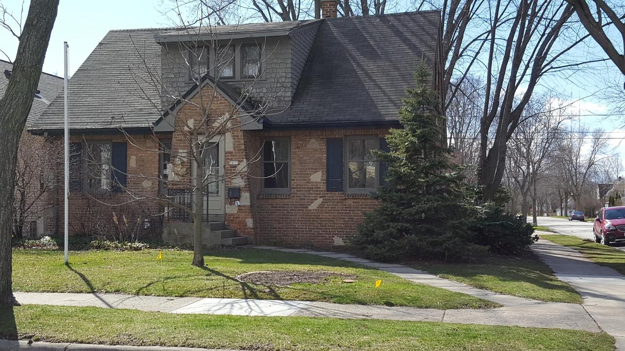 5075 N Elkhart Ave, Whitefish Bay, WI 53217