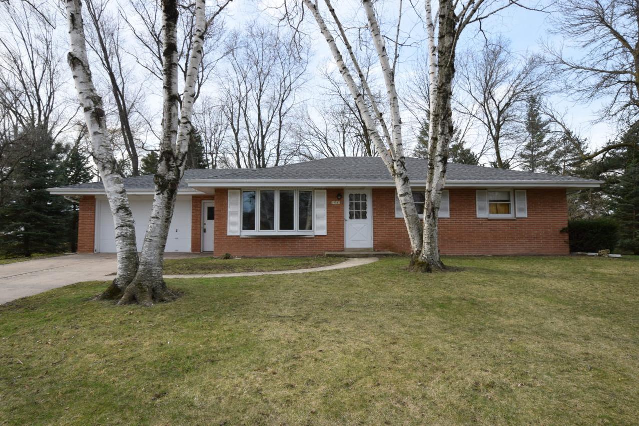 14301 W Maylore Dr., New Berlin, WI 53151