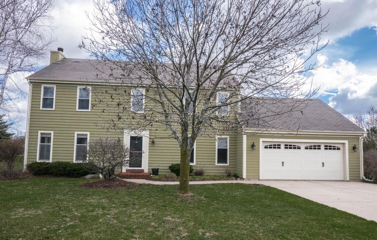 112 N Meadowside Ct, Summit, WI 53066