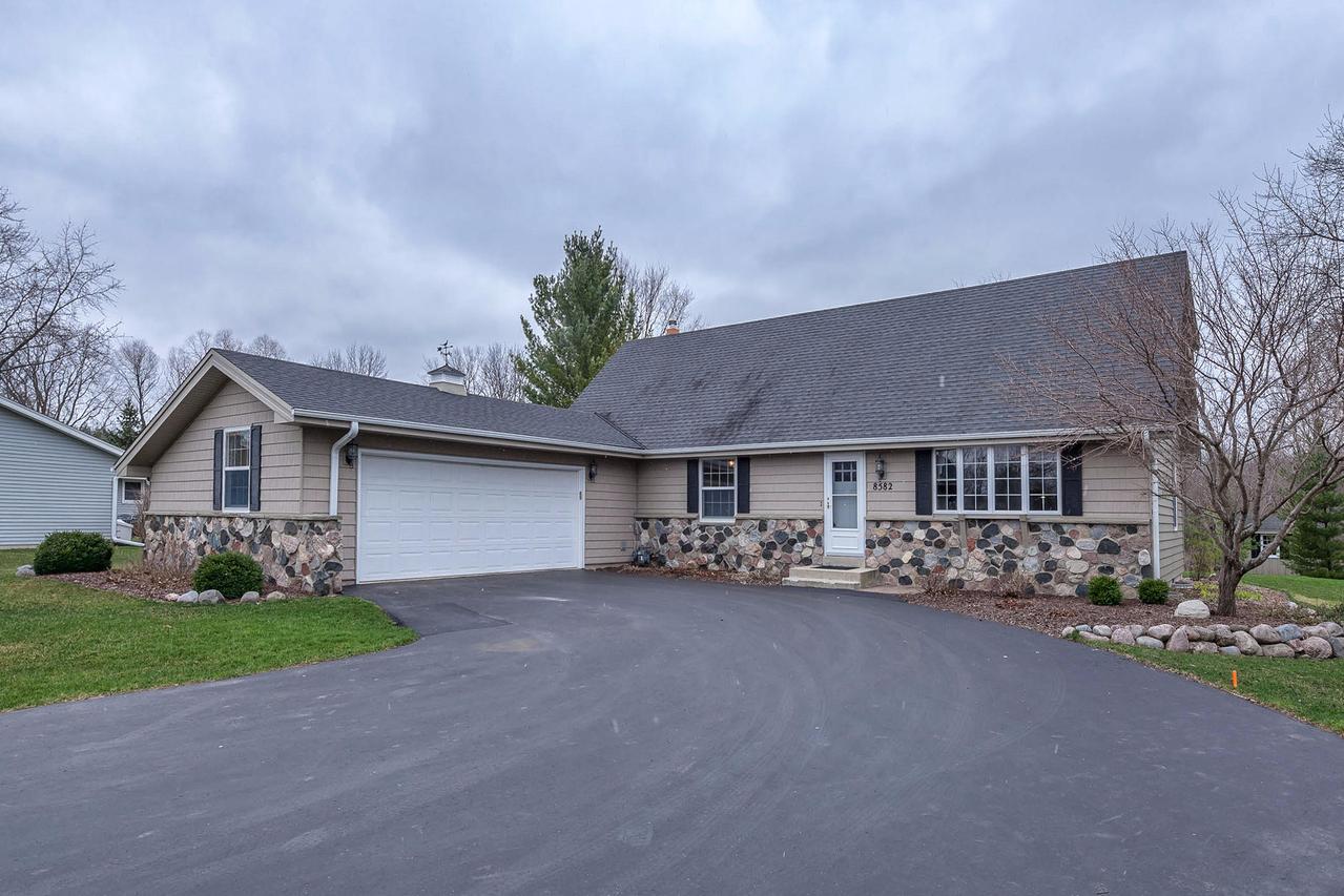 8582 S 36th St, Franklin, WI 53132