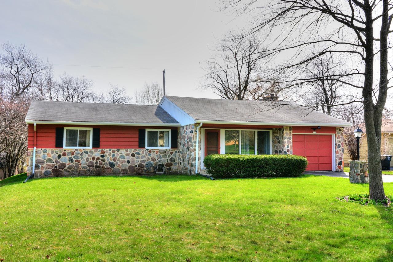 1248 N 124th St, Wauwatosa, WI 53226
