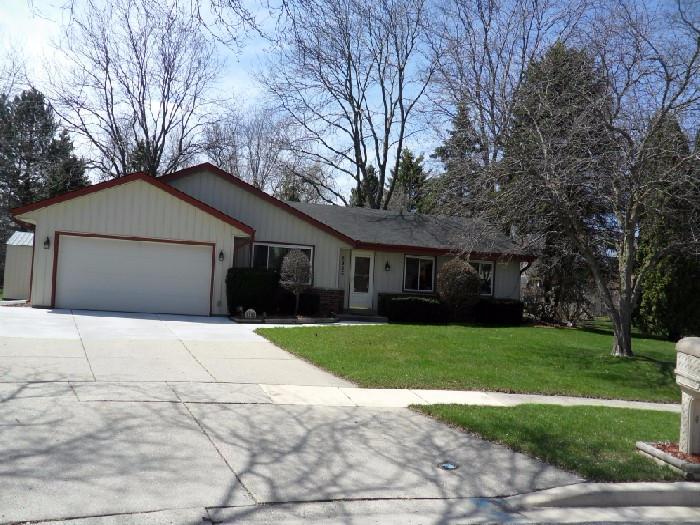 6985 Heathmeadow Ct., Greendale, WI 53129
