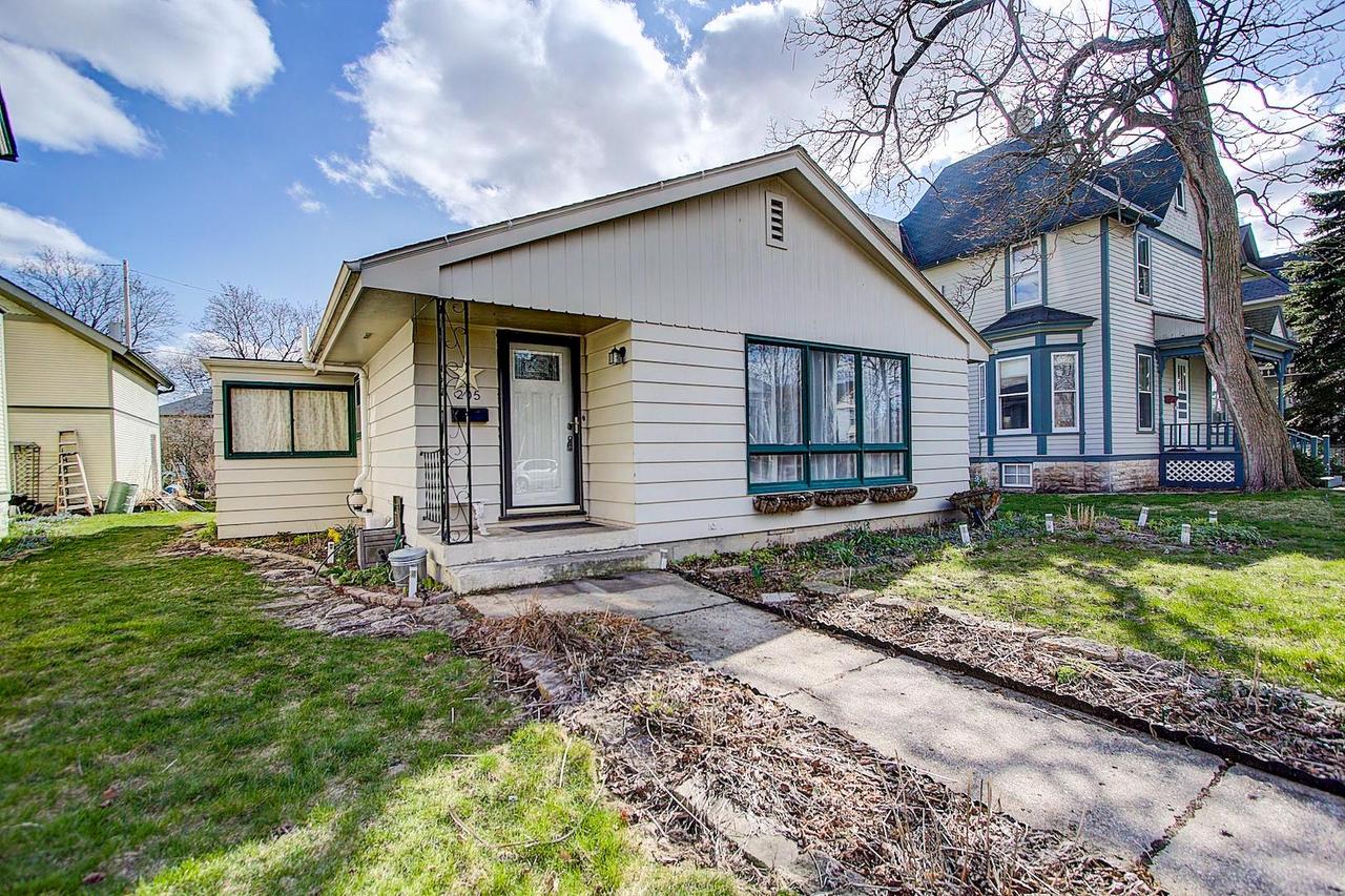 205 W Laflin Ave, Waukesha, WI 53186