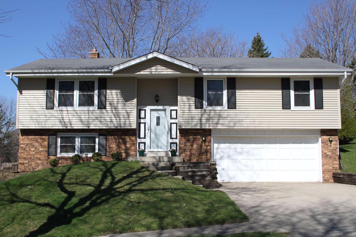 948 Canterbury Ln., Waukesha, WI 53188
