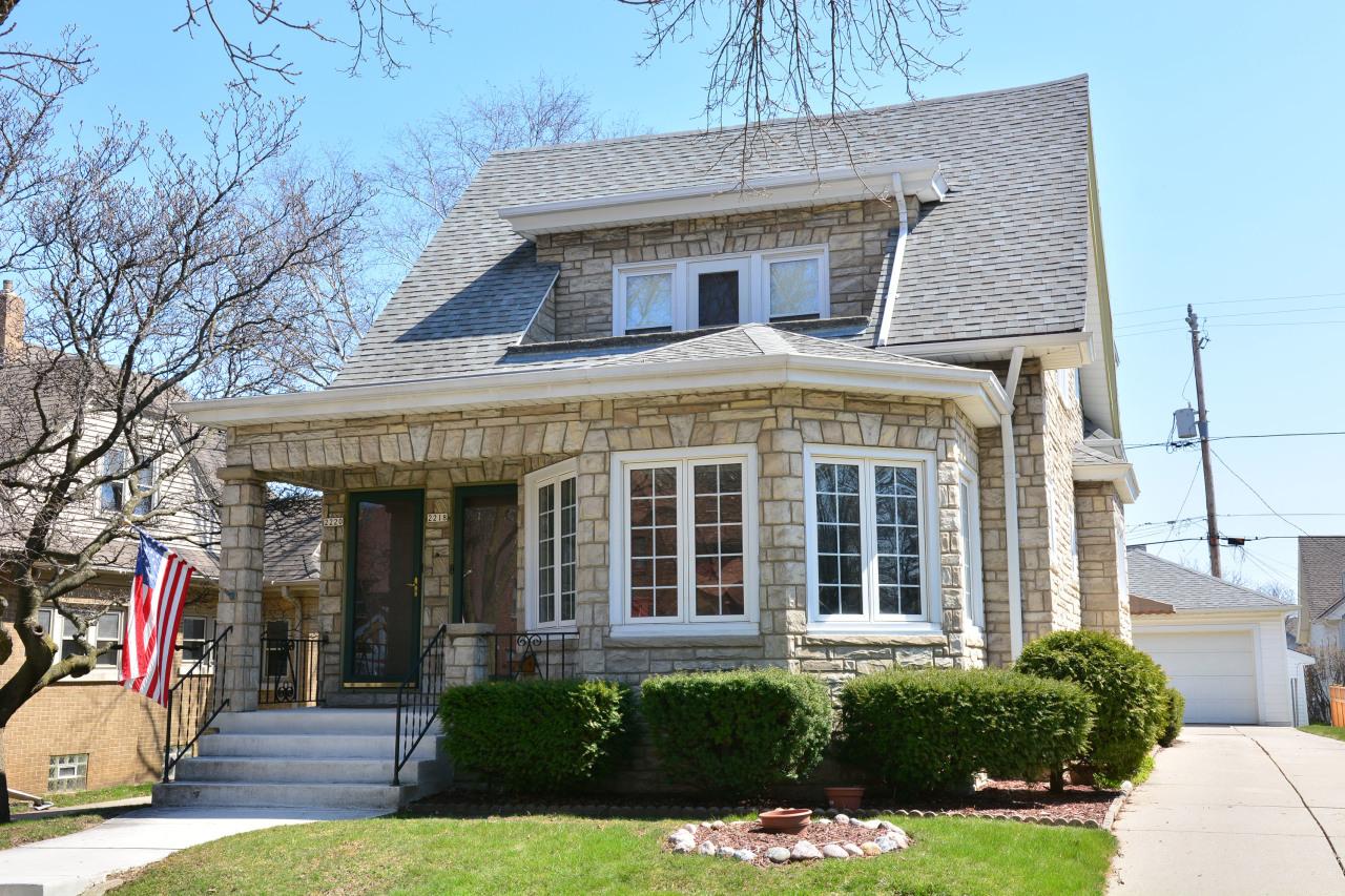 2218 N 70th St #2220, Wauwatosa, WI 53213