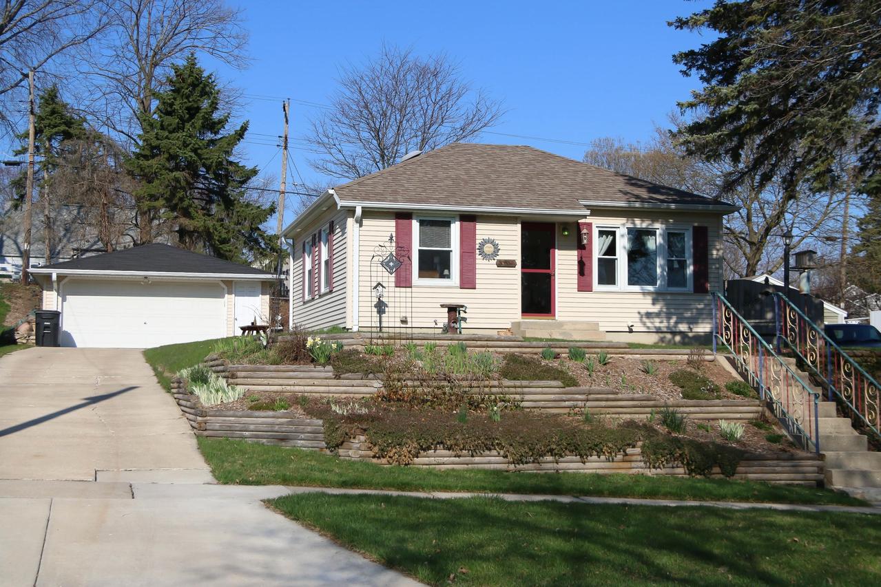 W164N8613 Hiawatha Ave, Menomonee Falls, WI 53051