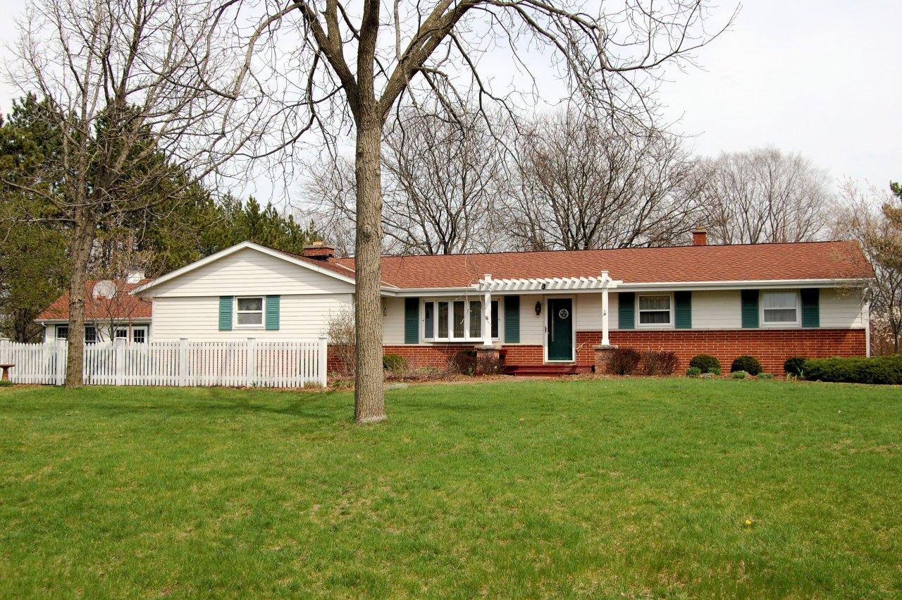 W253S5740 Crest Dr, Waukesha, WI 53189