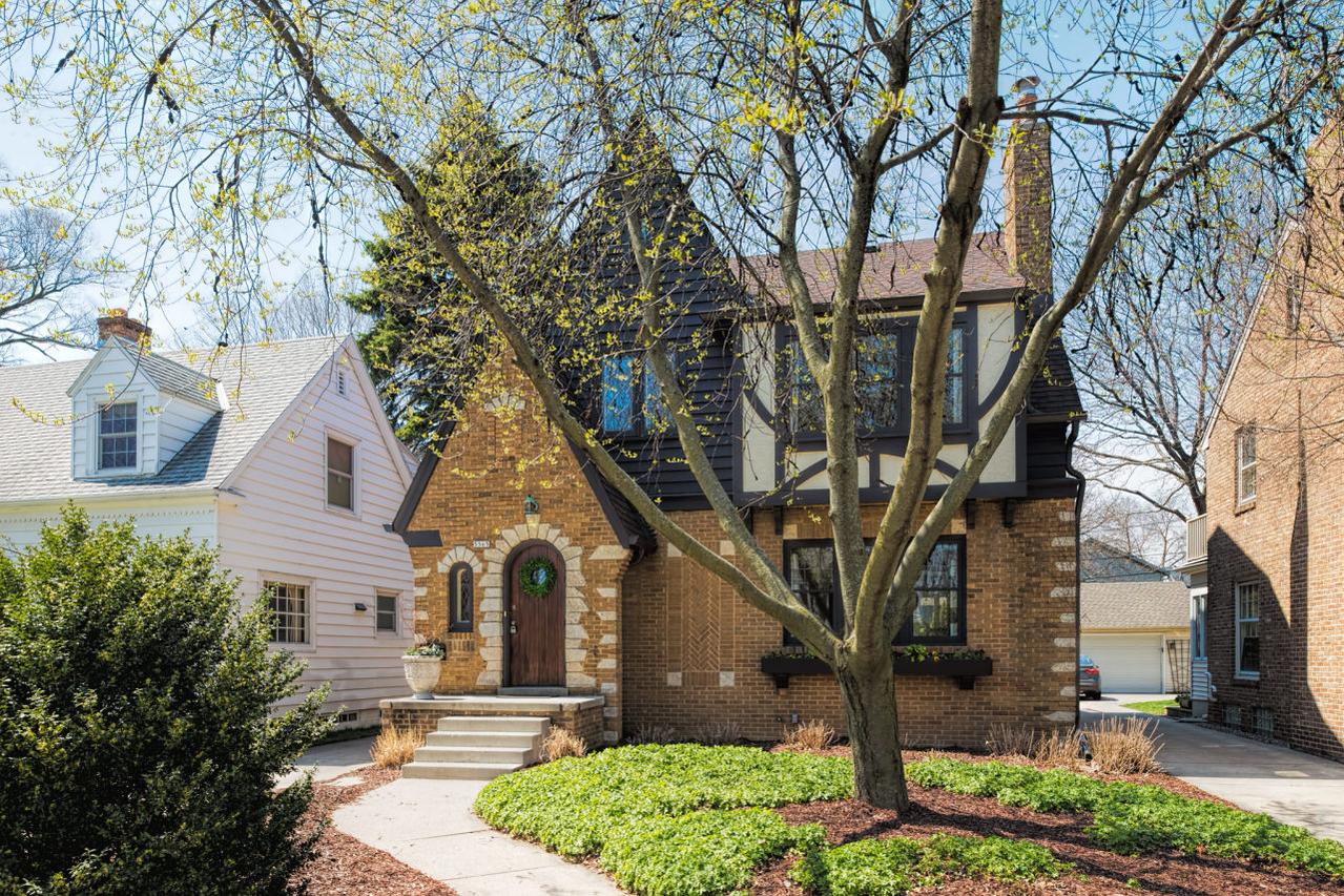 5565 N Shoreland Ave, Whitefish Bay, WI 53217