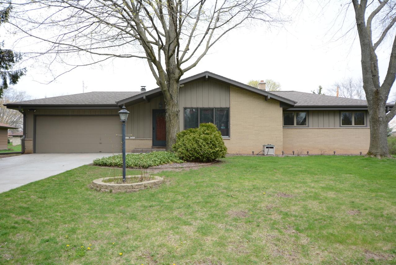 W177N5056 Roseway Ave, Menomonee Falls, WI 53051