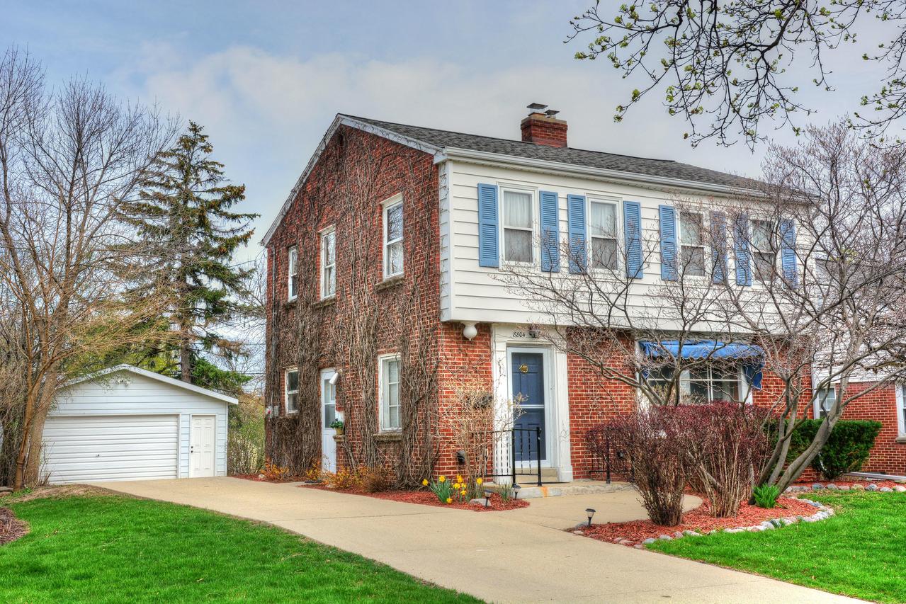 8804 Ravenswood Cir, Wauwatosa, WI 53226