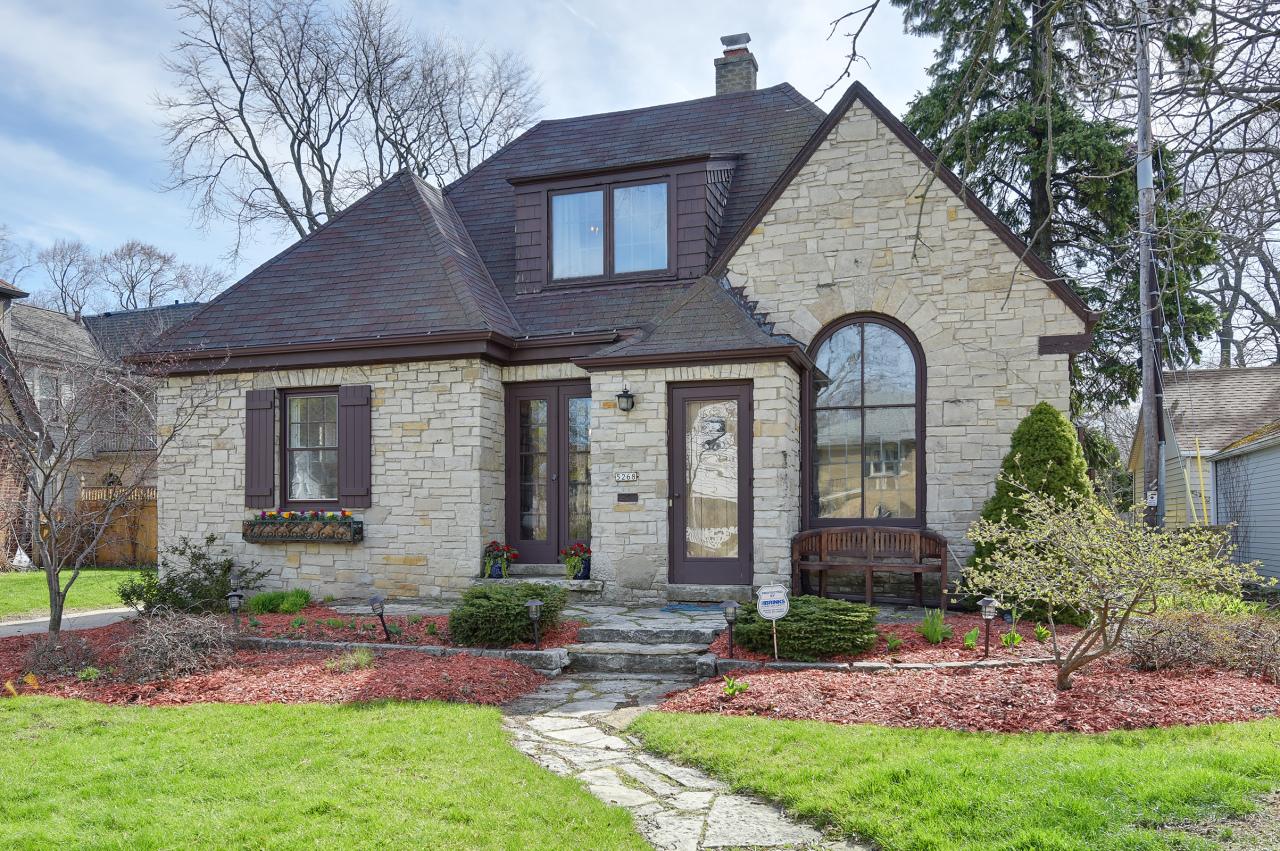 5268 N Idlewild Ave, Whitefish Bay, WI 53217