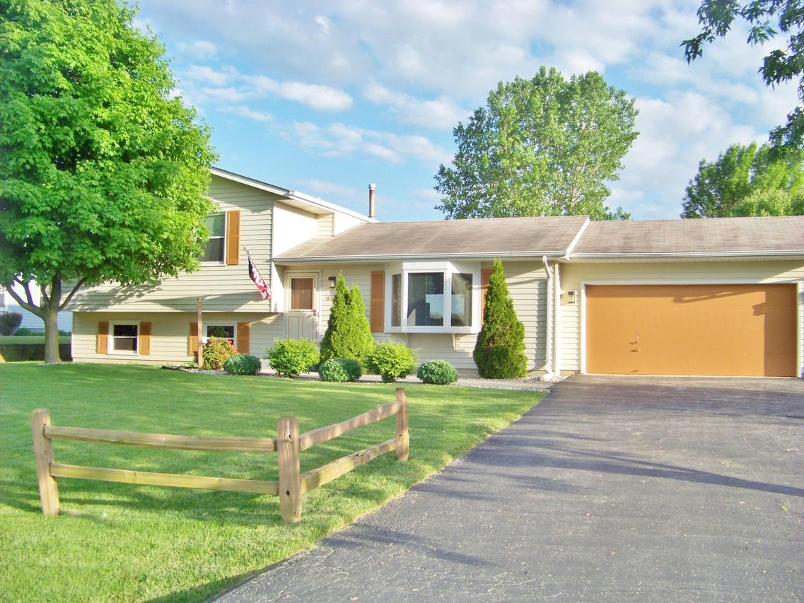 9415 Dunkelow Rd, Caledonia, WI 53126