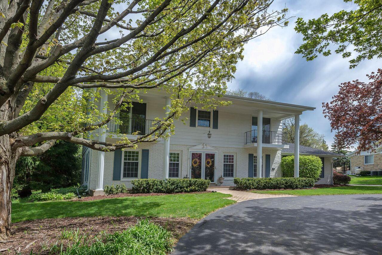 2400 Whipple Tree Ln, Brookfield, WI 53045
