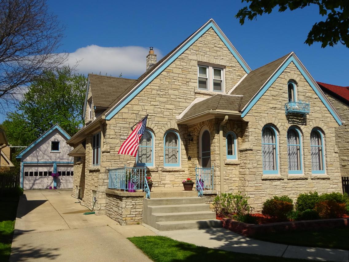 2557 N 62nd St., Wauwatosa, WI 53213