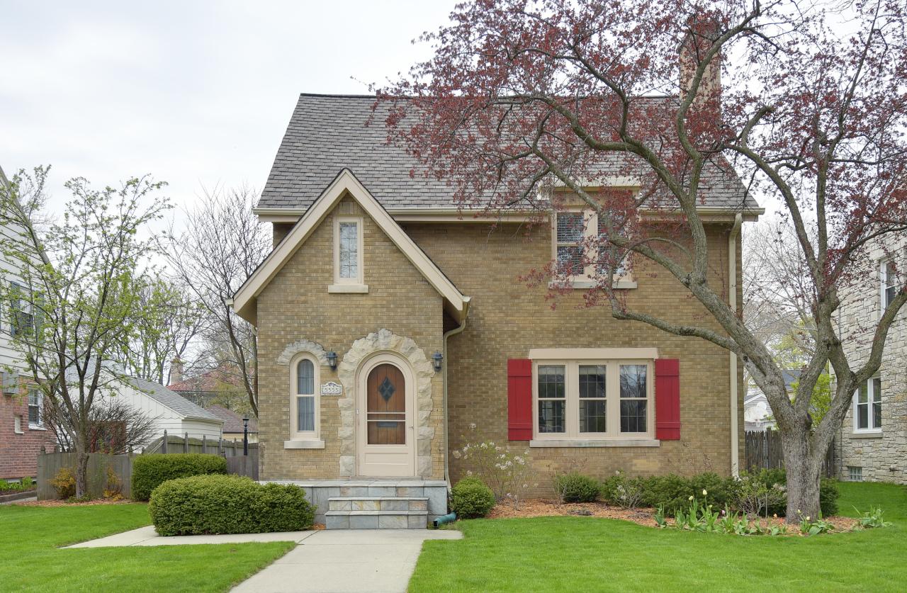 5555 N Hollywood Ave, Whitefish Bay, WI 53217