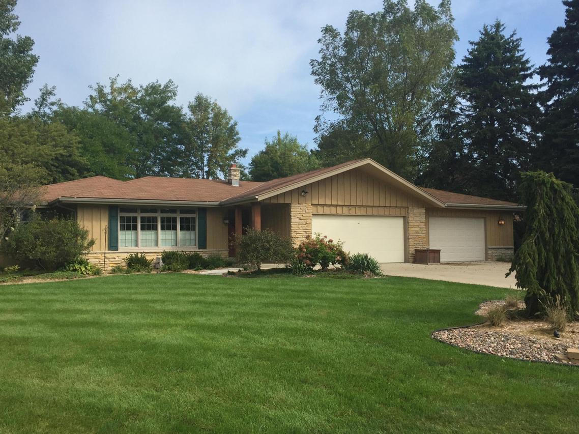 146 White Sand Ln, Wind Point, WI 53402
