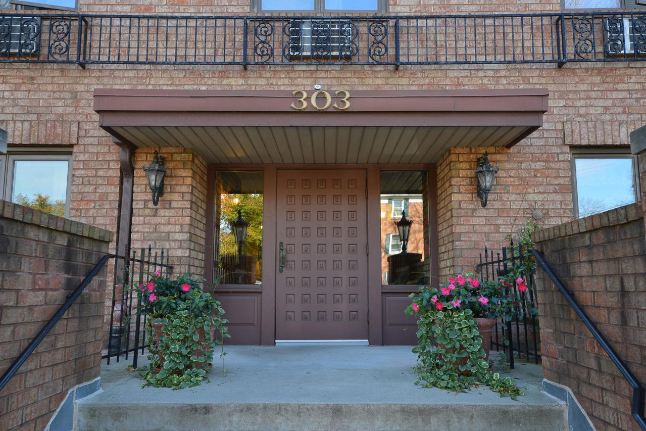 303 E Henry Clay St #107, Whitefish Bay, WI 53217