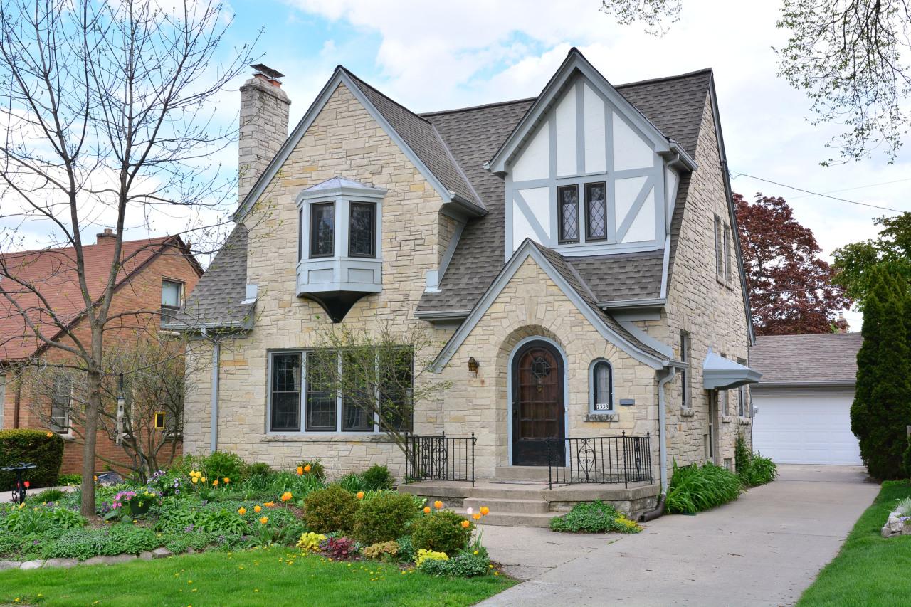 2338 N 73rd St, Wauwatosa, WI 53213