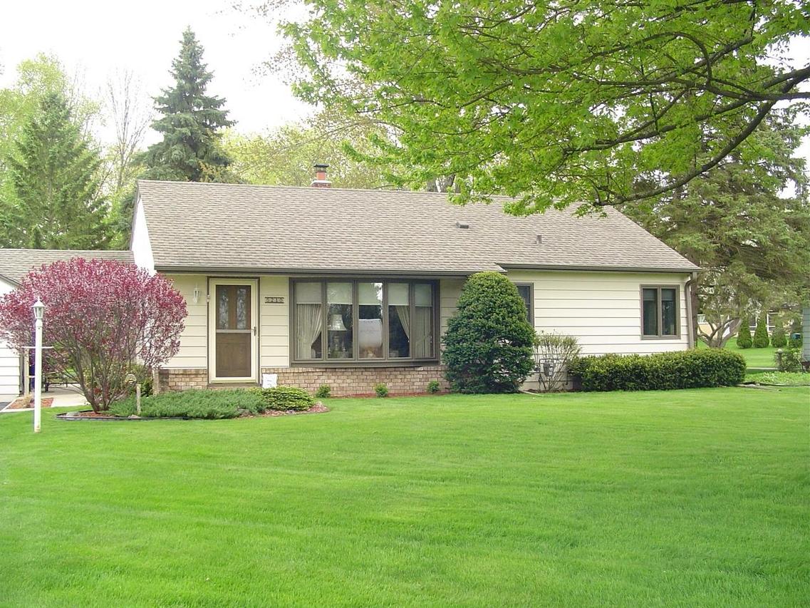 5210 S Froemming Dr, Hales Corners, WI 53130