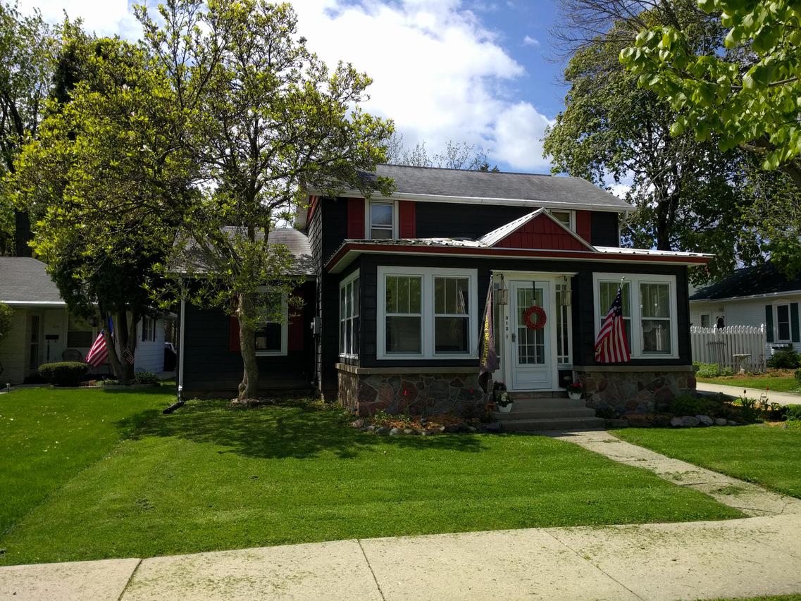 312 Main St, Pewaukee, WI 53072