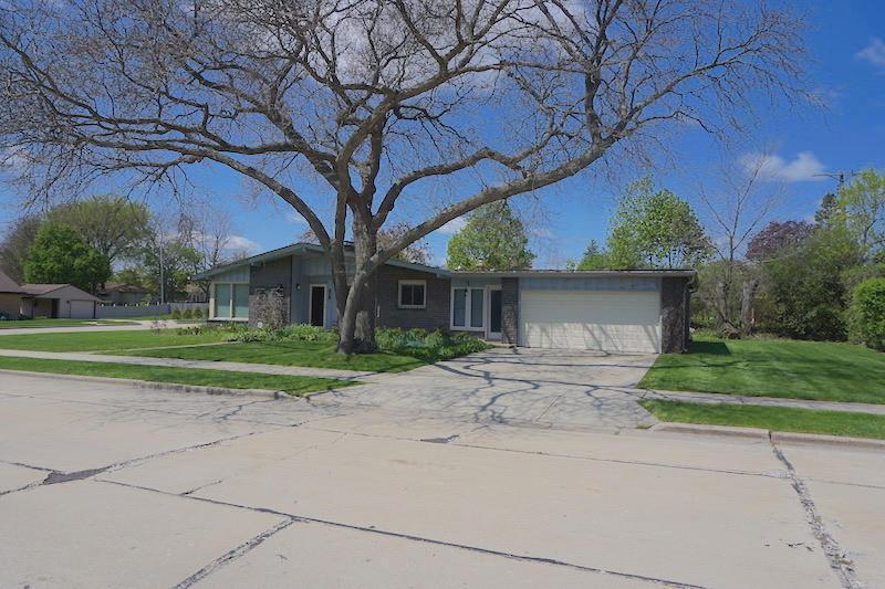 216 Merrie Ln, Racine, WI 53405