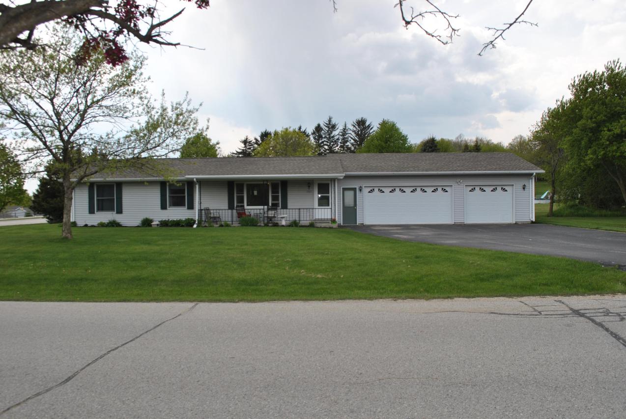 785 Hawthorne Ln., Hartford, WI 53027