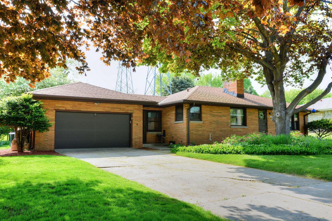 1261 N 119th St, Wauwatosa, WI 53226