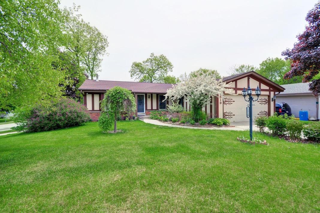 1519 Cherrywood Dr, Waukesha, WI 53188