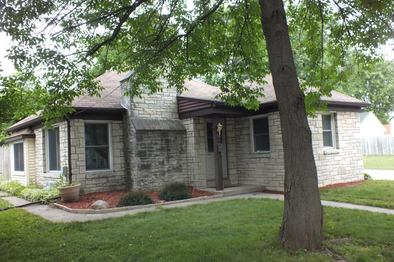918 Harding Ave, Waukesha, WI 53186