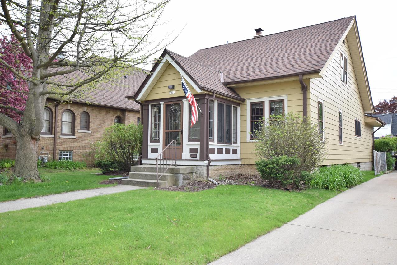 2421 N 73rd St, Wauwatosa, WI 53213