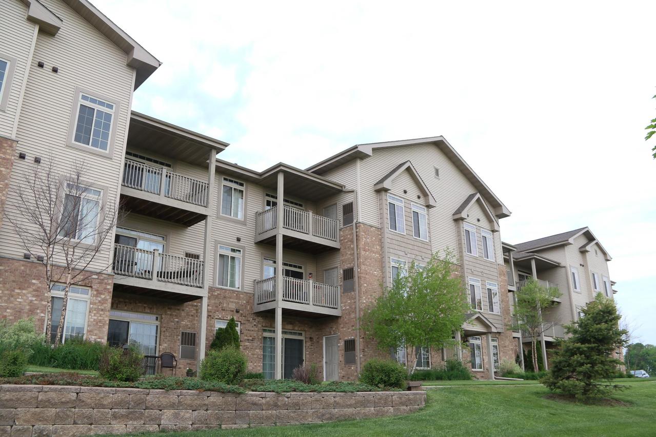 W197N16925 Stonewall Dr #105, Jackson, WI 53037