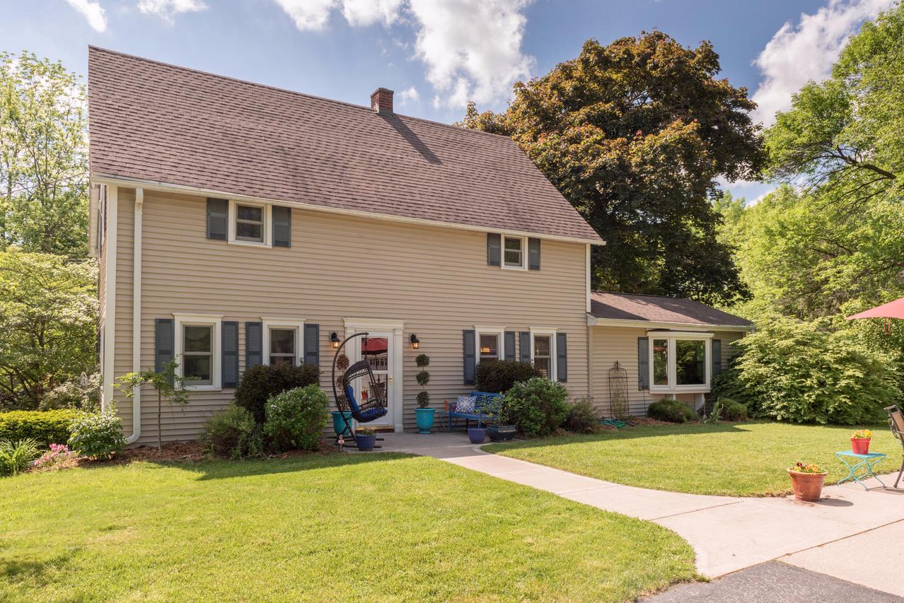 4110 W Freistadt Rd, Mequon, WI 53092